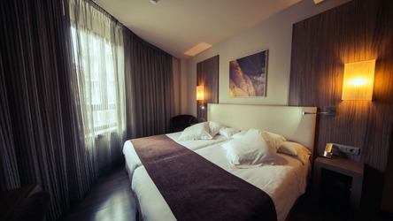 https://destinoponferrada.com/jomres/uploadedimages/31/slideshow/0/thumbnail/hotel_aroi_ponferrada4.jpg